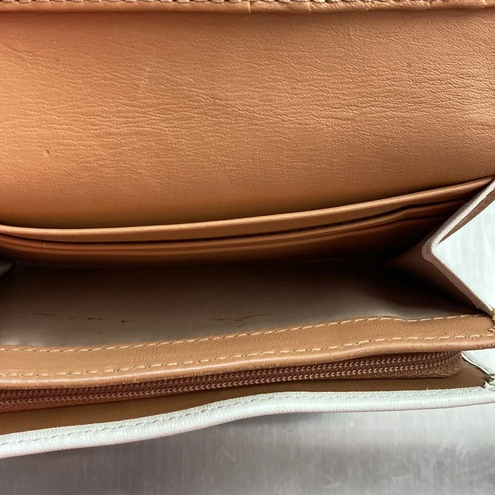 PRE-OWNED COACH WHITE WOMEN’S WALLET